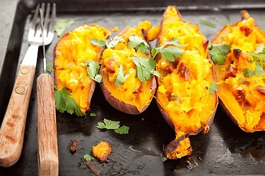 Baked yams with hemp seeds and coconut oil 