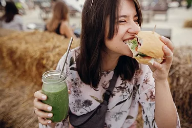 Roquette food woamn eating veggie burger and drinking smoothie 2022 07 5022