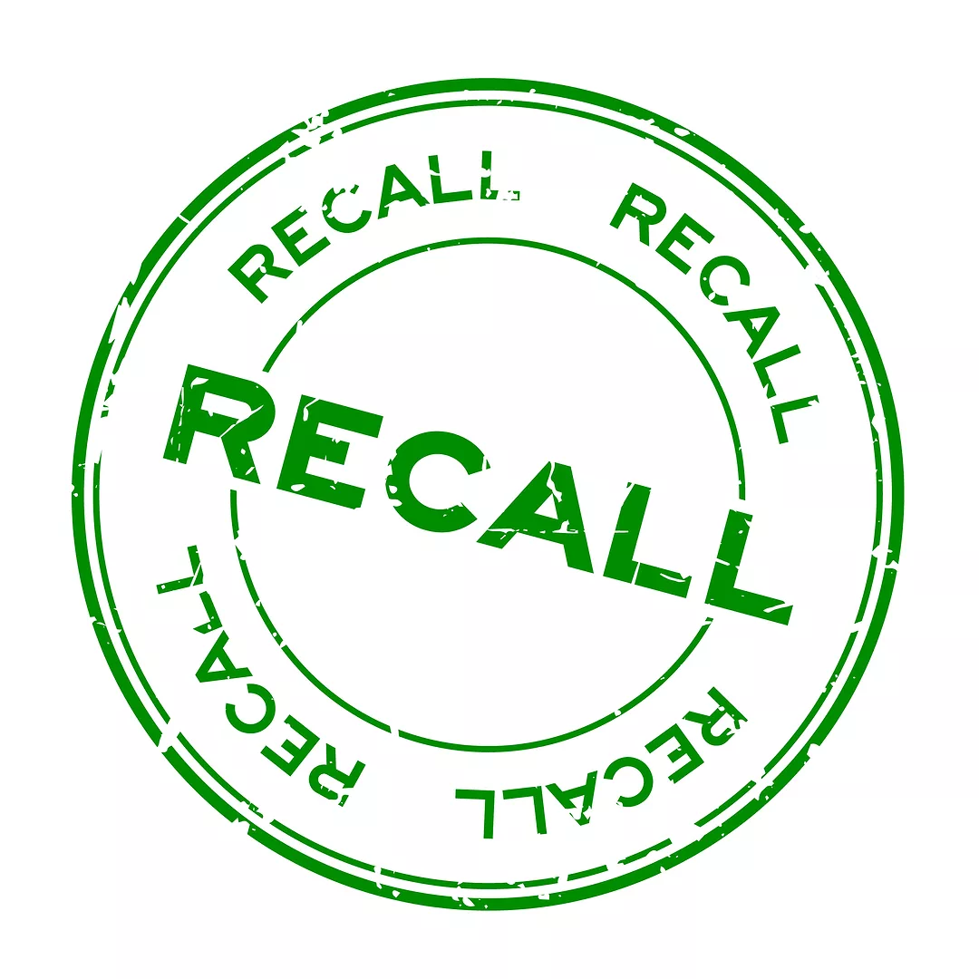 Grunge green recall round rubber seal stamp on white background