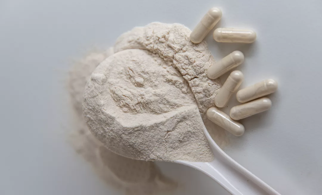 Close-up of dietary supplement capsules and powder representing prebiotic ingredients used in natural health products, aligned with Health Canada regulations and the updated prebiotics monograph in Canada.
