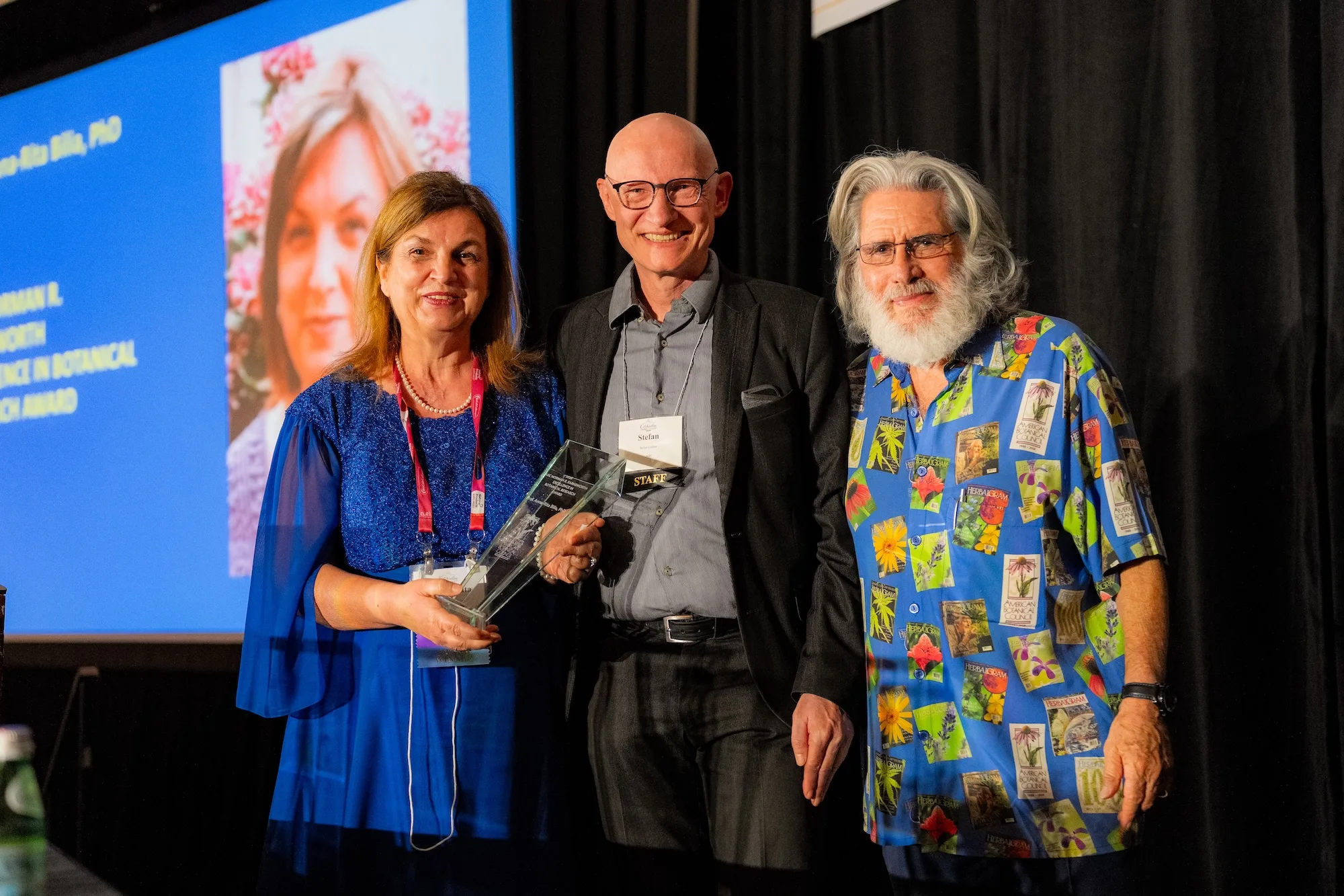 Professor Anna-Rita Bilia accepts award